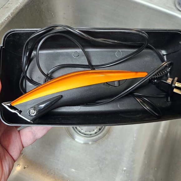 Conair corded trimmer with hard shell case and three attachments - Picture 4 of 10